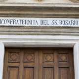 ...mentre al di sotto � presente la scritta �Arciconfraternita del SS.mo Rosario�, associazione che dal 1900 gestisce la chiesa